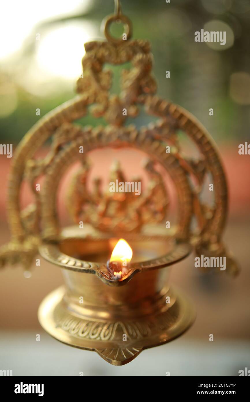 Gold Göttin und zwei Elefanten am Fenster Hintergrund Kerala Indien Mahavidya große Weisheit Devi Kamalatmika Kamala Stockfoto Gold Göttin und zwei Elefanten am Fenster Hintergrund Kerala Indien Mahavidya große Weisheit Devi Kamalatmika Kamala Stockfoto