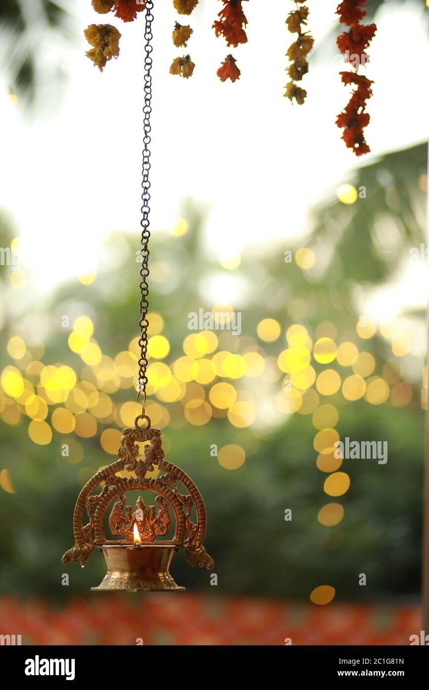 Gold Göttin und zwei Elefanten am Fenster Hintergrund Kerala Indien Mahavidya große Weisheit Devi Kamalatmika Kamala Stockfoto Gold Göttin und zwei Elefanten am Fenster Hintergrund Kerala Indien Mahavidya große Weisheit Devi Kamalatmika Kamala Stockfoto