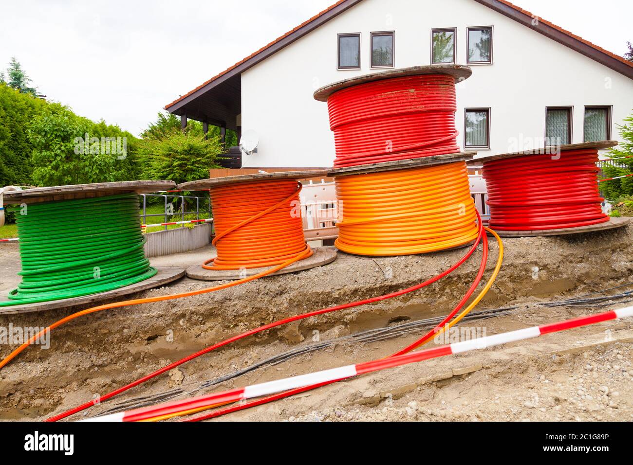 Baustelle mit Glasfaserkabeln Stockfoto