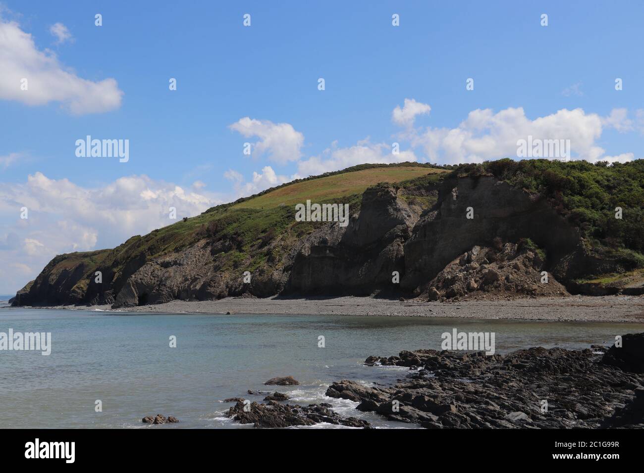 Green Sea Klippen und Zaun mit Blick auf den blauen Ozean mit Felsen Stockfoto