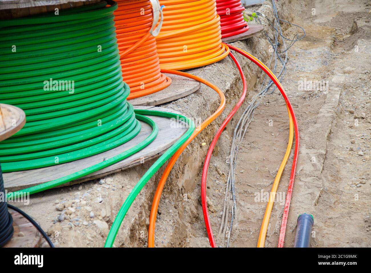 Baustelle mit Glasfaserkabeln Stockfoto