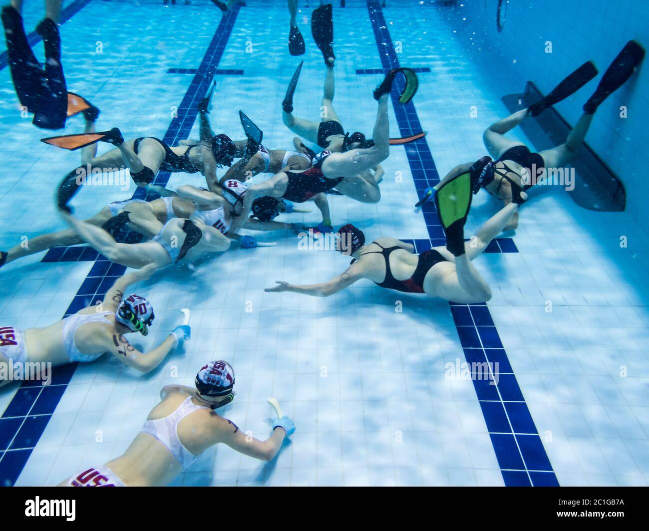 Kanadische Athleten schwimmen unter Wasser bei einem Spiel des Unterwasser-Hockey bei der CMAS-Weltmeisterschaft in Quebec City Stockfoto