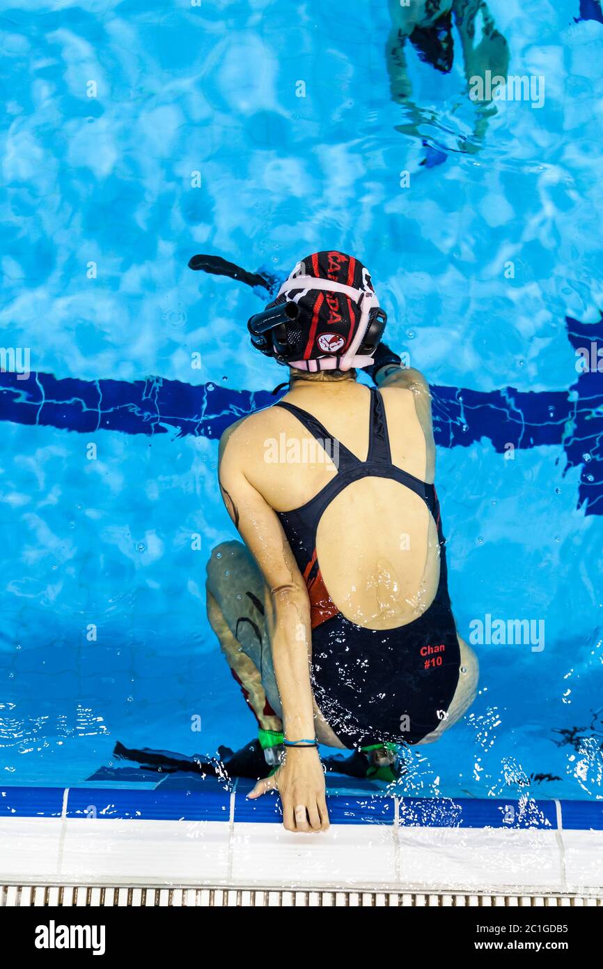 Kanadische Athletin wartet auf den Start eines Spiels des Unterwasser-Hockey bei der CMAS Weltmeisterschaft in Quebec City Stockfoto