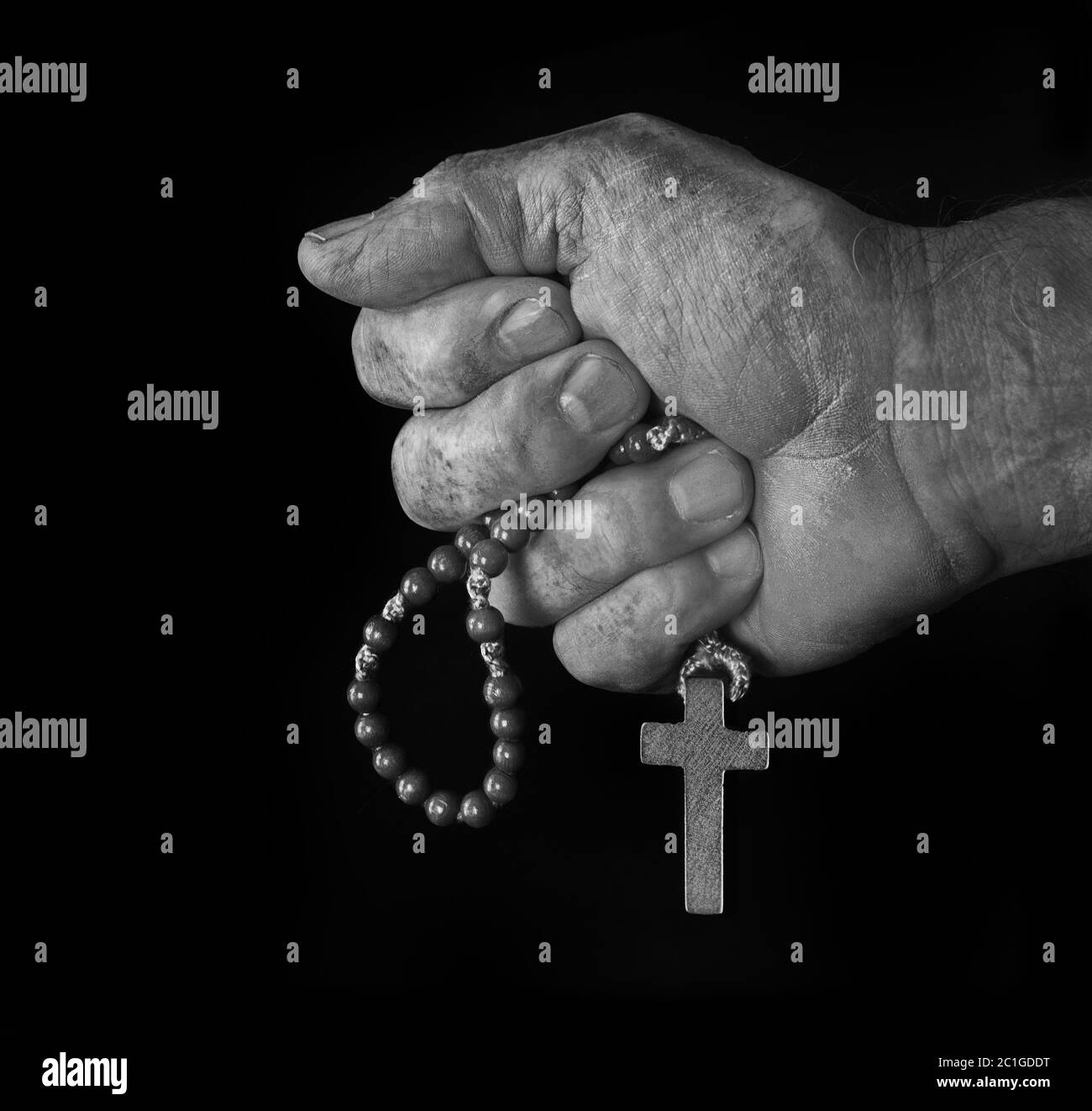 Männer Hand mit Kreuz in schwarz und weiß Stockfoto