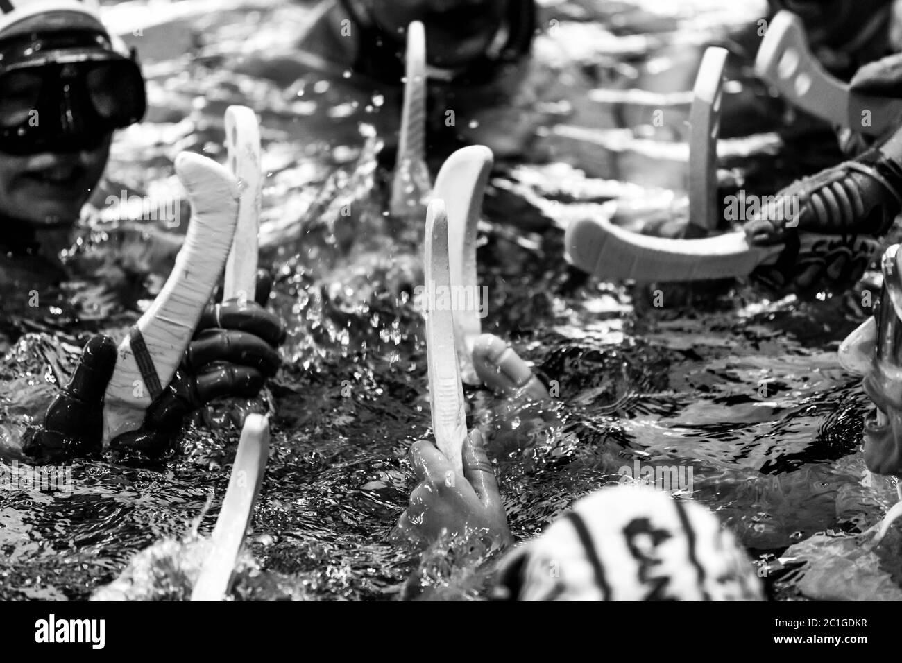 Athleten, die mit den Kreuzen schreien, alle zusammen, bevor sie bei der CMAS-Weltmeisterschaft in Quebec City ein Unterwasserhockey spielen. Stockfoto