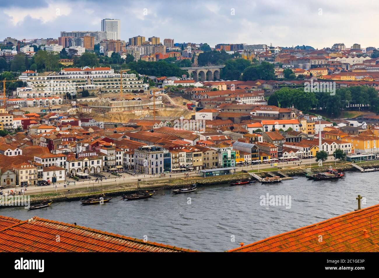 Porto, Portugal - 29. Mai 2018: Blick über Terrakotta-Dächer über den Douro-Fluss auf die berühmten portugiesischen Weinkeller in Vila Nova de Gaia Stockfoto