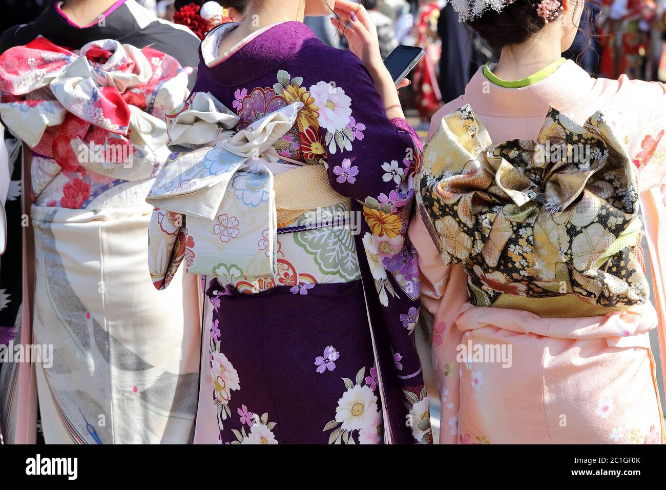 Rückansicht japanischer junger Frauen in traditionellem Kimono Stockfoto