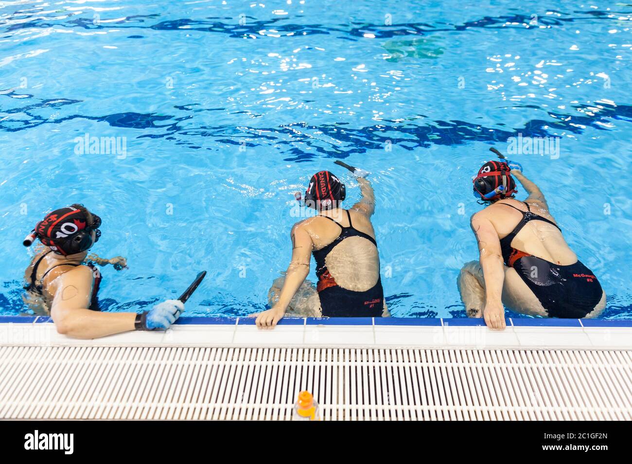 Frauen warten auf den Start eines Spiels des Unterwasser-Hockeysports bei der CMAS-Weltmeisterschaft in Quebec City. Stockfoto