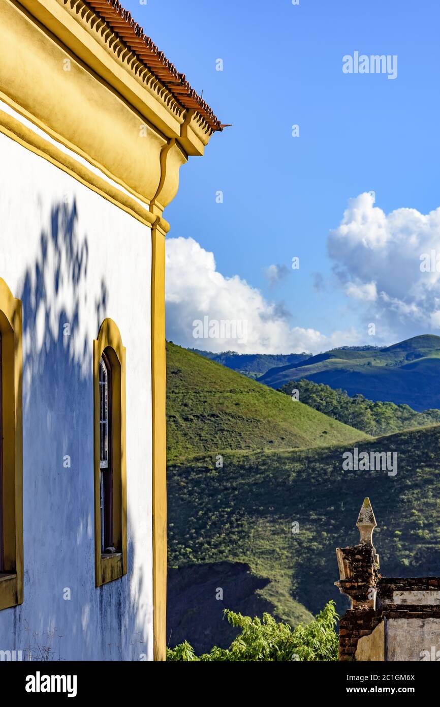 Kirche und Berge von Ouro Preto Stockfoto