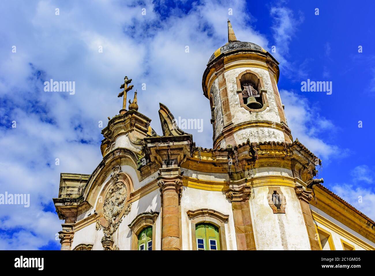Alte historische katholische Kirchenfassade in der Stadt Ouro Preto Stockfoto