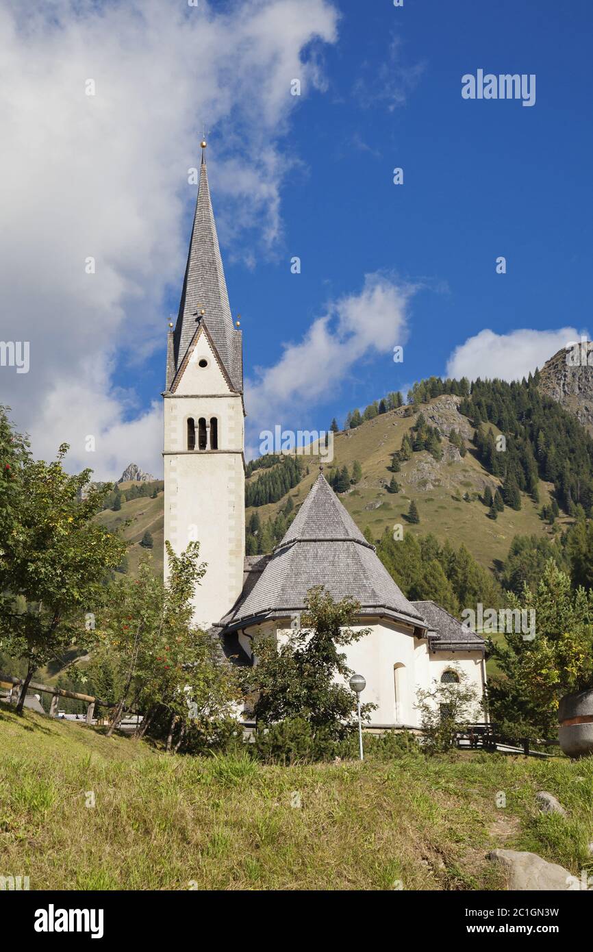 Kleine Kirche in den Dolomiten Stockfoto