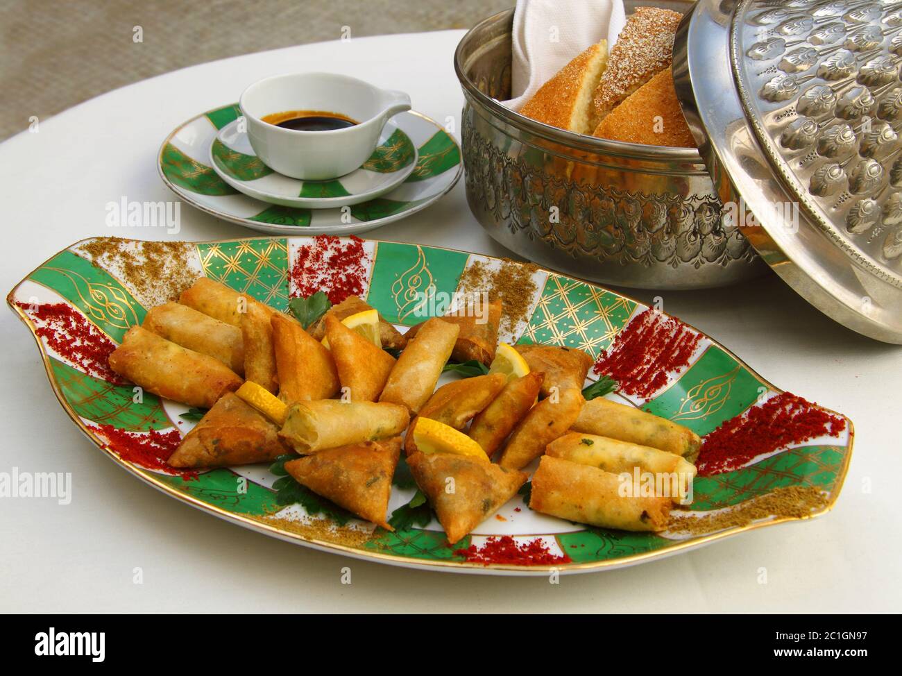 Marokkanische Küche. Gemischte frittierte Vorspeisen. Stockfoto