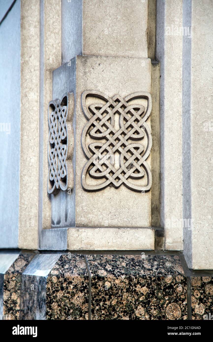 Keltische Knoterarbeiten an der Fassade des Cabot Square-Gebäudes aus dem Jahr 10, Canary Wharf, London, Großbritannien Stockfoto