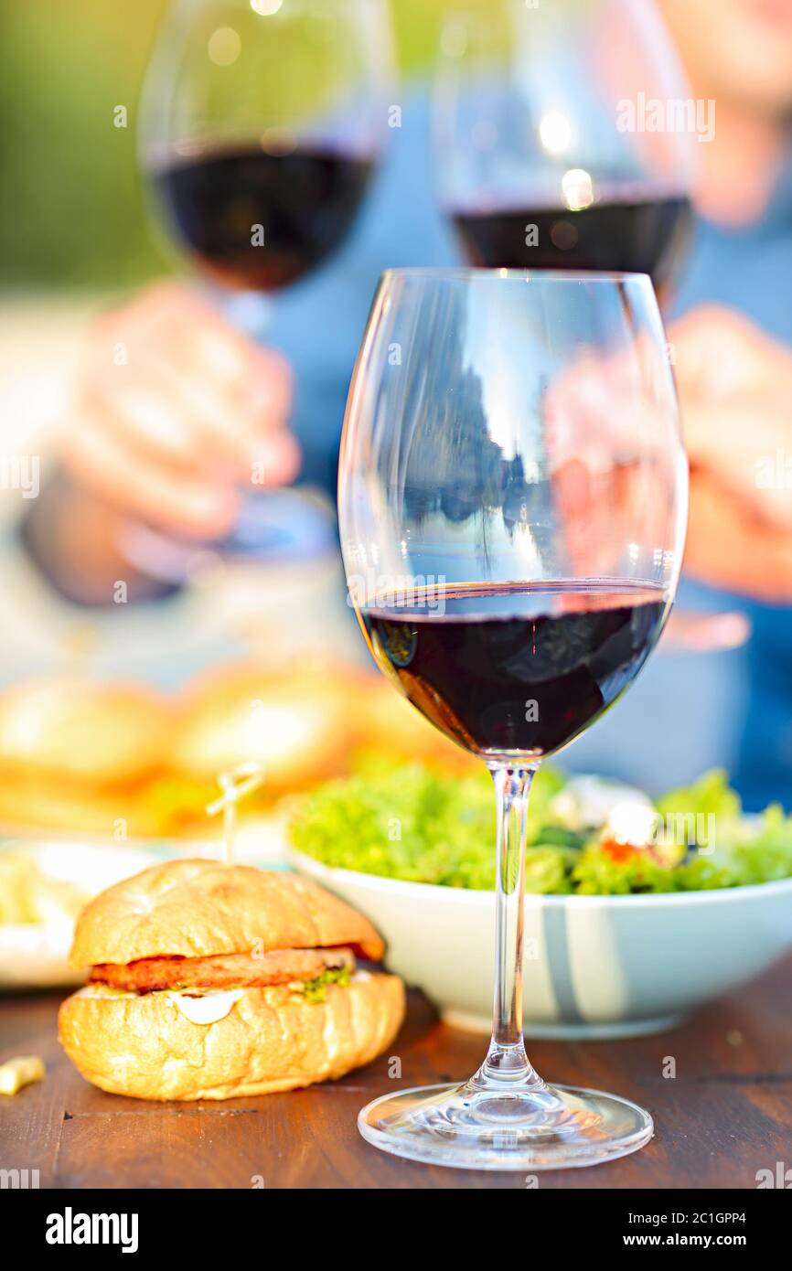 Sommer Picknick mit Rotwein Stockfoto