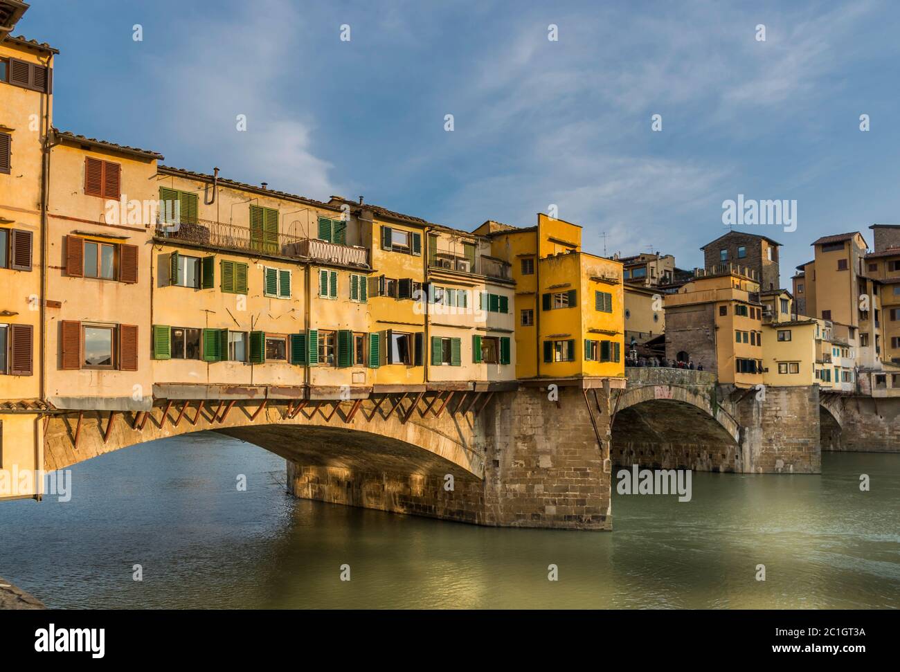 Die Ponte Vecchio oder Alte Brücke ist eine mittelalterliche Stein geschlossen-spandrel segmentierte Bogenbrücke über den Fluss Arno, Florenz, Italien. Stockfoto