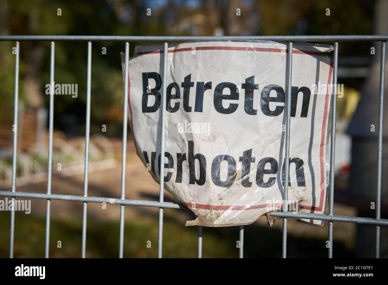 Schild an einem Zaun mit der Aufschrift „nicht betreten“ Stockfoto