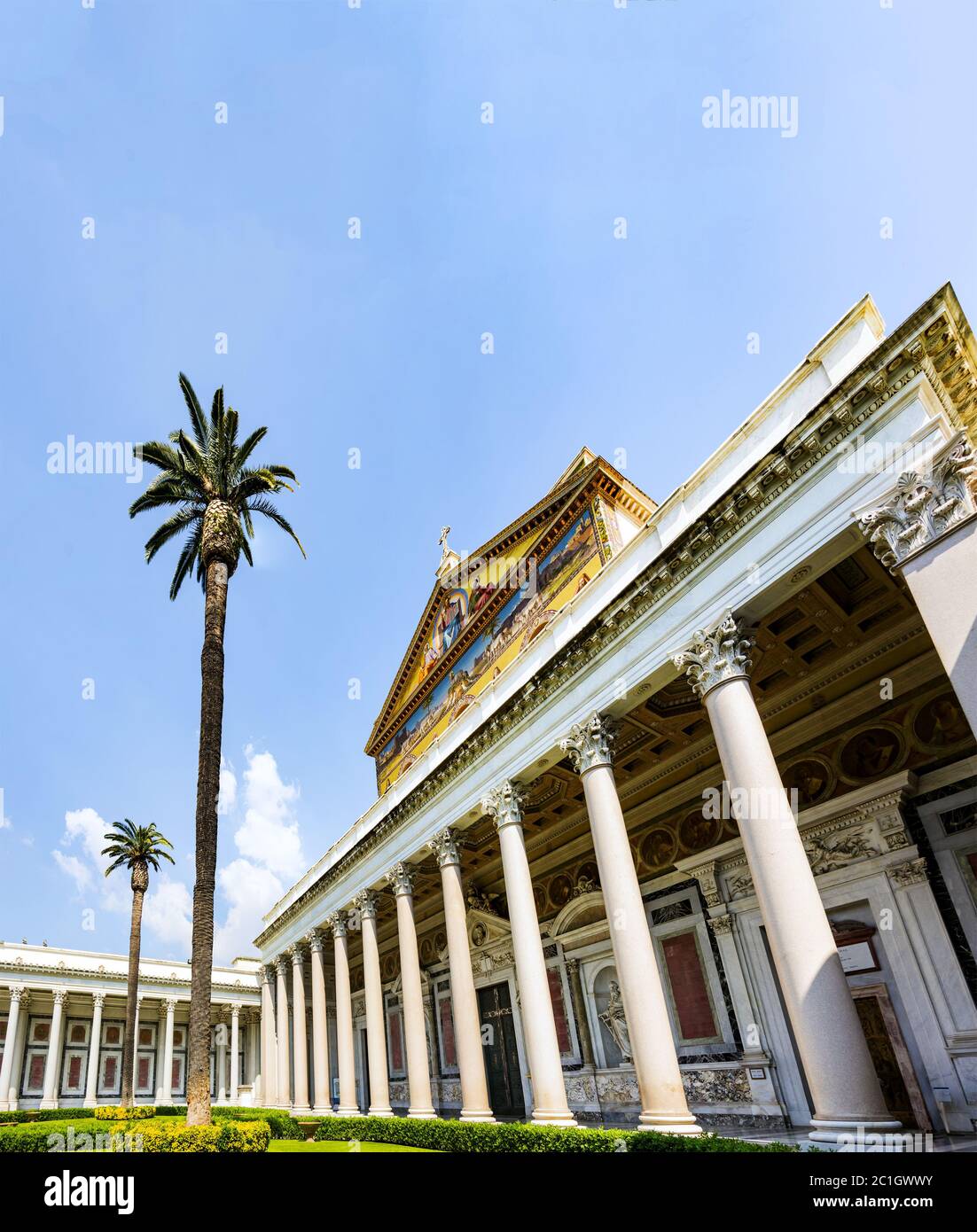 Die Hauptfassade der Basilika St. Paul vor den Mauern in Rom Stockfoto