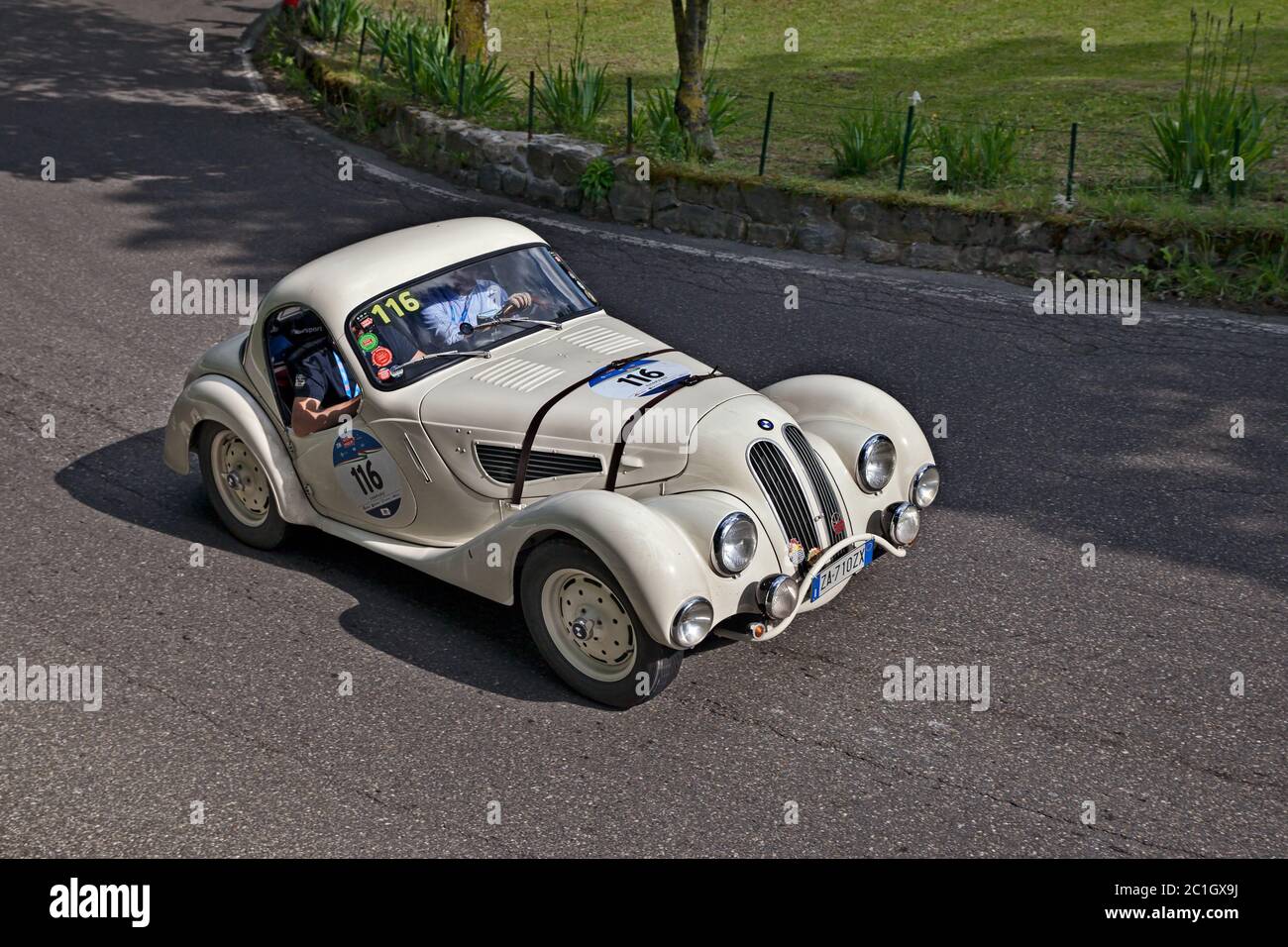 Der Vintage BMW 328 (1937) reist während des Oldtimer-Rennens Mille Miglia am 21. Mai 2016 in Passo della Futa (FI) Italien in die Toskana Stockfoto