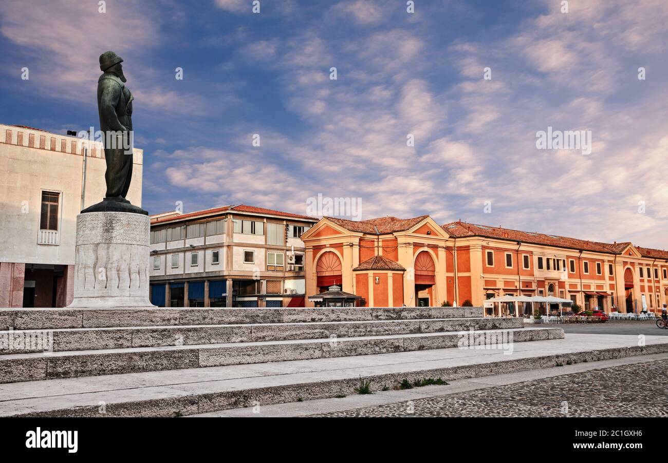 Lugo, Ravenna, Emilia Romagna, Italien: Blick auf den alten Platz mit der Statue des italienischen Top-Kämpfer-Ass des Ersten Weltkriegs Francesco Baracca Stockfoto