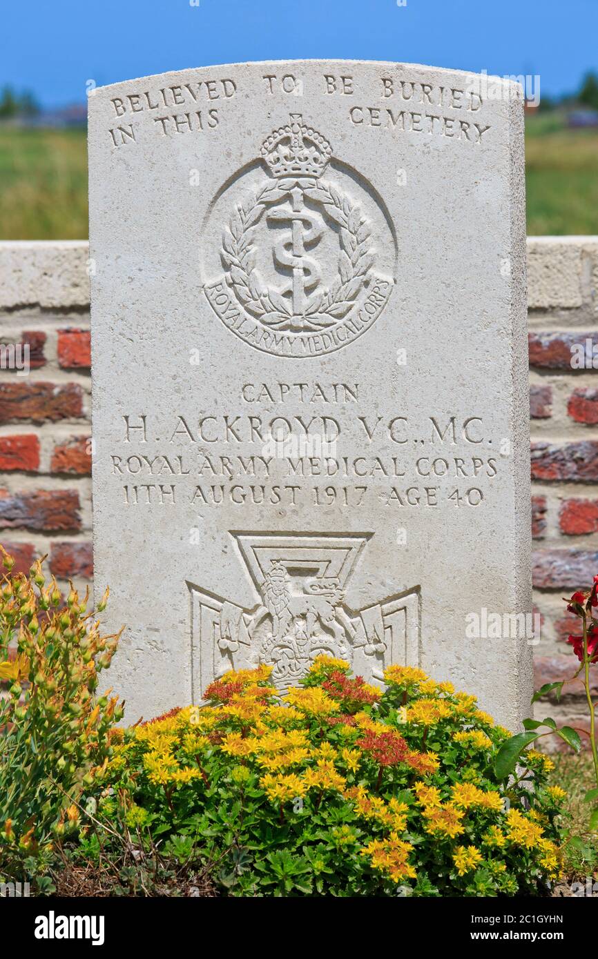 Grab des englischen (British Army) Victoria Cross Empfänger Kapitän Harold Ackroyd (1877-1917) auf Birr Cross Roads Cemetery in Zillebeke, Belgien Stockfoto