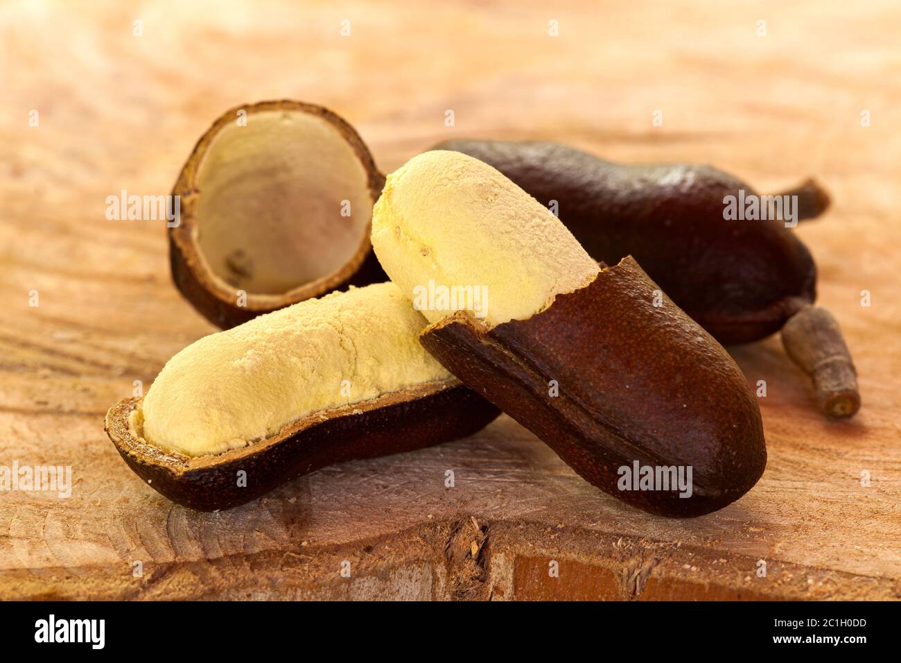 Jatoba do cerrado - westindische Heuschrecke Obstsement Baum - Hymenaea courbaril - auf einem Holztisch Stockfoto