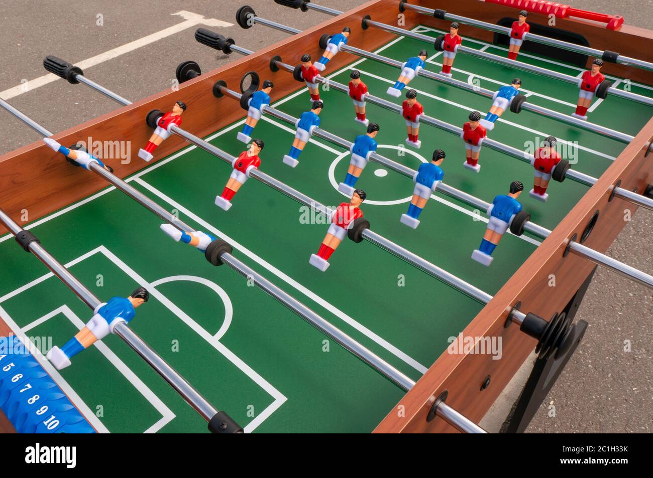 Fußball Spiel, Fußball Tisch mit roten und blauen Spieler Stockfoto