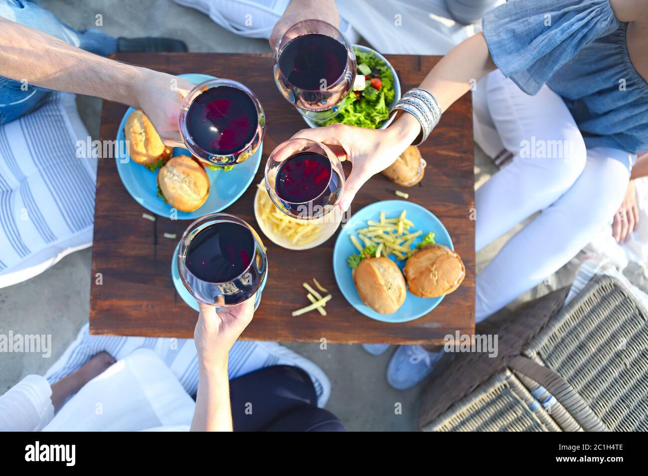 Sommer Picknick mit Rotwein Stockfoto