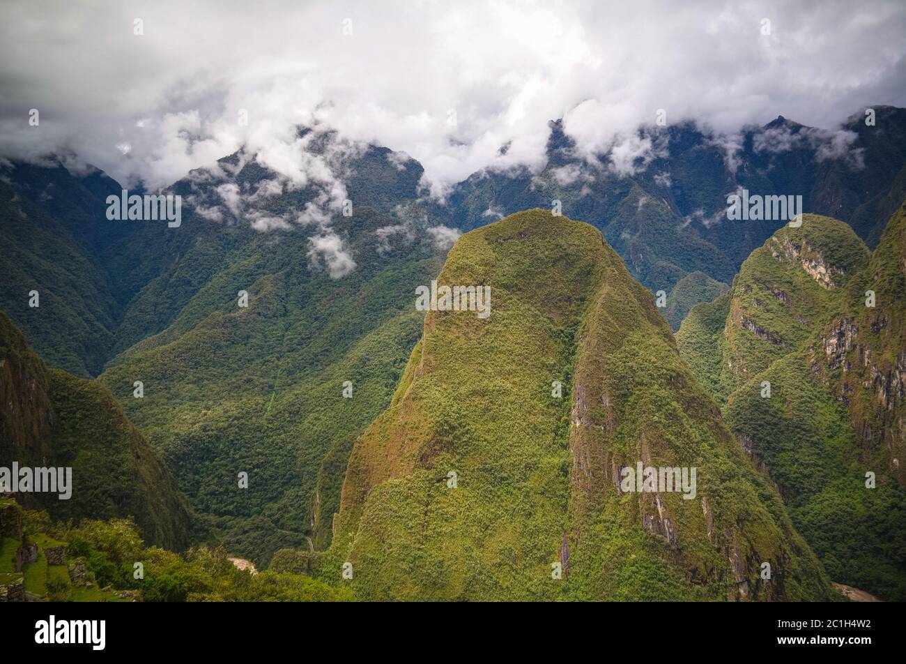 Panoramablick auf die archäologische Stätte Machu Picchu mit polygonalem Mauerwerk, Cuzco, Peru Stockfoto