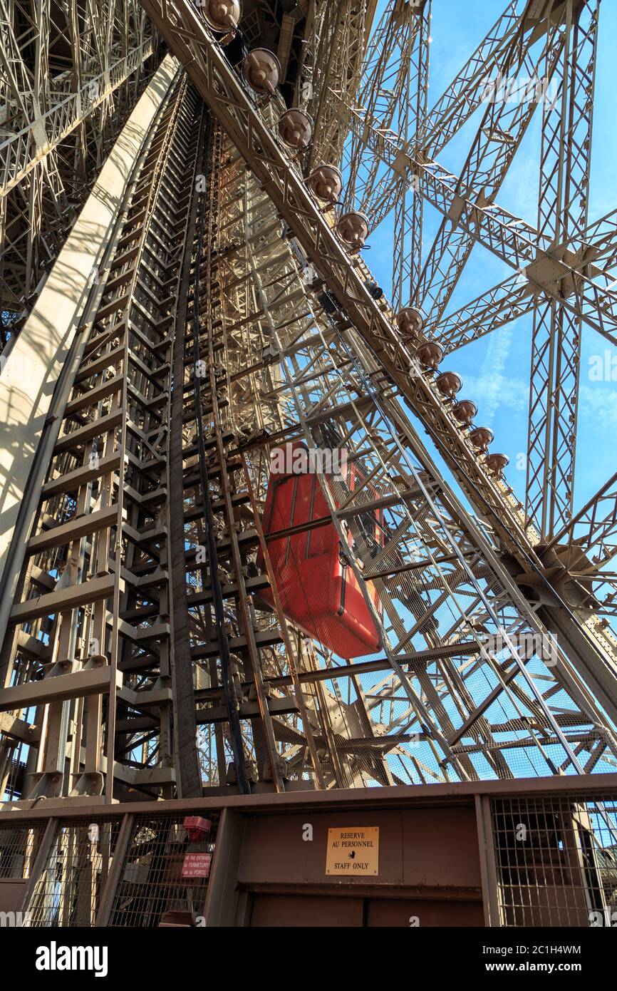 Einer der ungewöhnlichen Aufzüge des Eiffelturms, die die Passagiere zu den Aussichtsplattformen bringen. Stockfoto