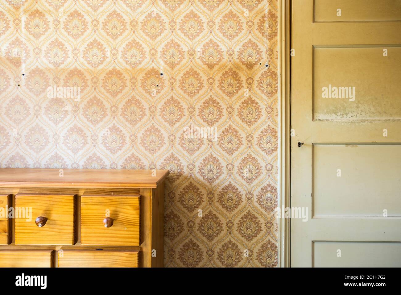 Vintage Zimmer mit Muster Tapete und altmodische Schrank und Tür. Rustikales Interieur Design. Stockfoto