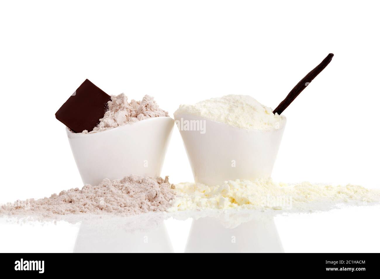Schokolade und Vanille-Protein-Pulver. Stockfoto