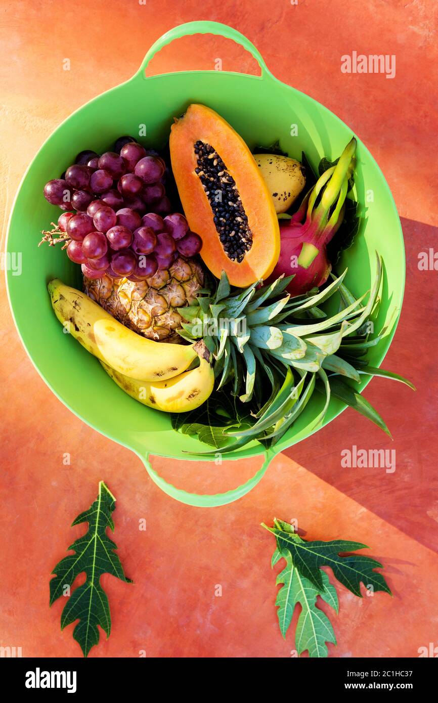 Verschiedene Arten von frischen tropischen gesunden Früchten. Stockfoto
