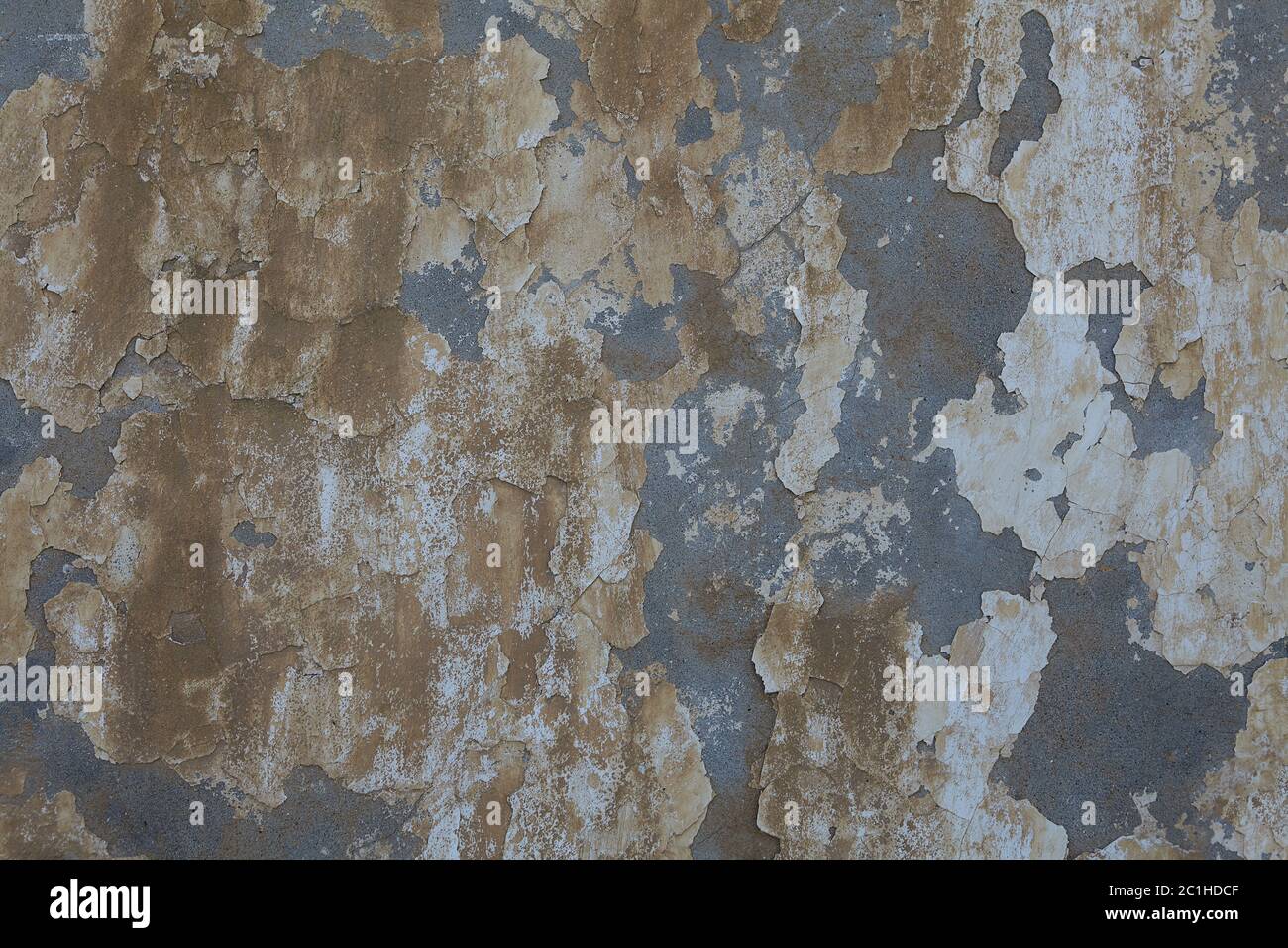 Verputzte Betonwand mit schmutzigen Wassertropfen und abblätternder blauer Farbe, abstrakte Textur für den Hintergrund. Stockfoto