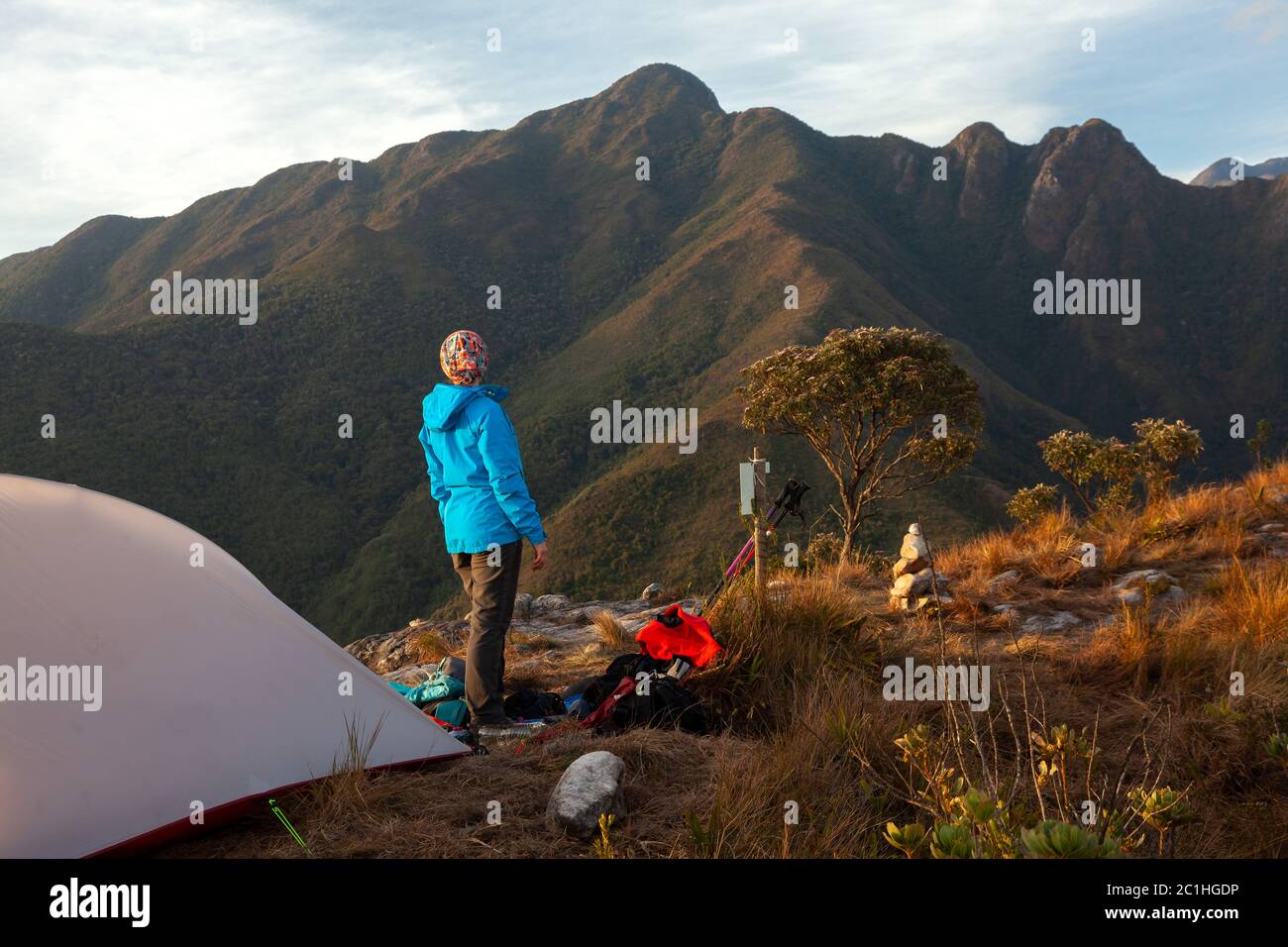 Unerkannte Menschen genießen die Aussicht auf die Berglandschaft von einem Berg Stockfoto