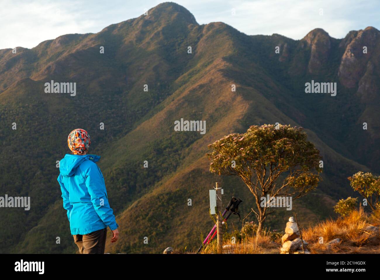 Unerkannte Menschen genießen die Aussicht auf die Berglandschaft von einem Berg Stockfoto
