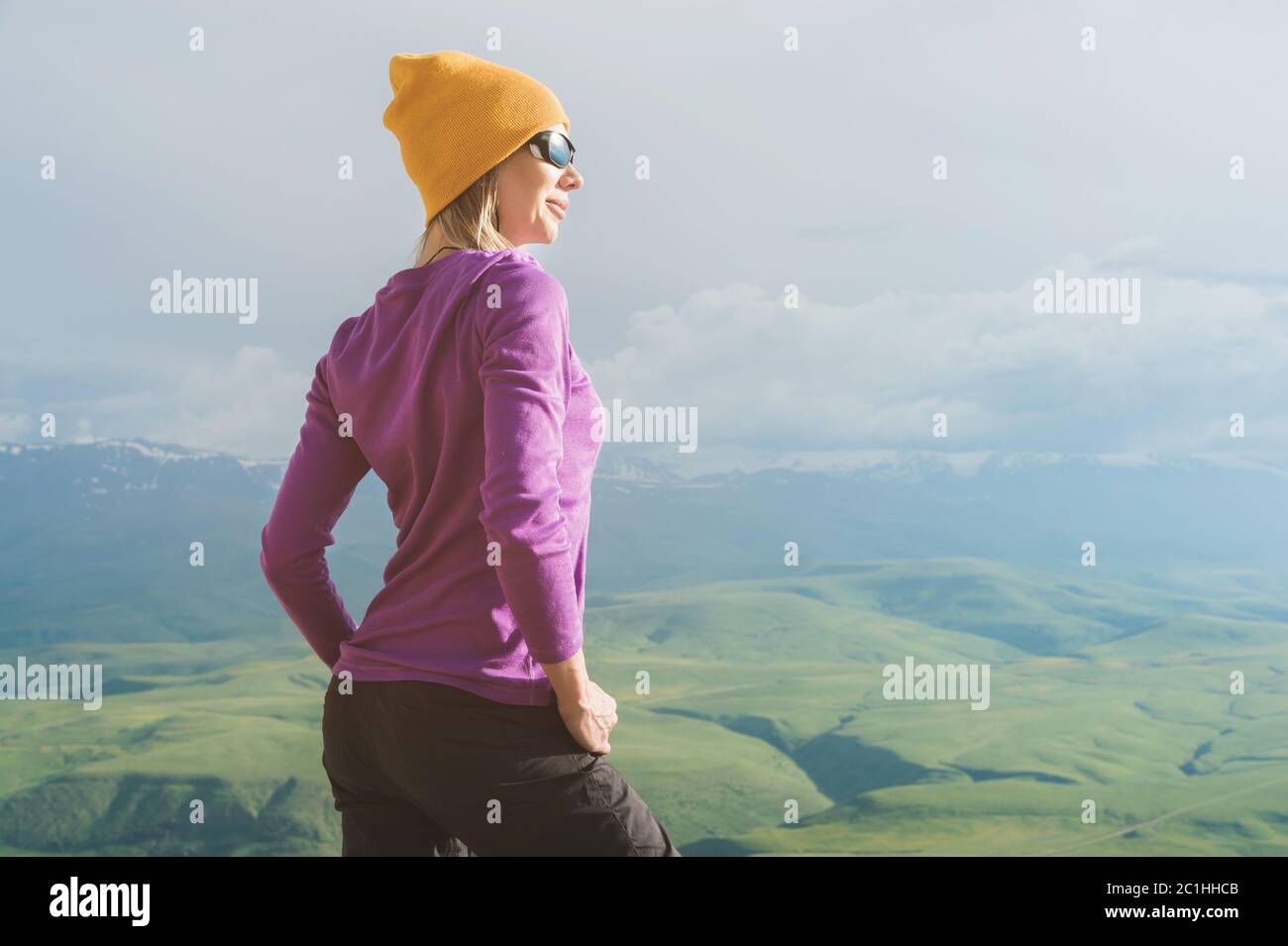 Ein Hipster Mädchen in einem Strohhut und Brille auf der Naturlandschaft Stockfoto