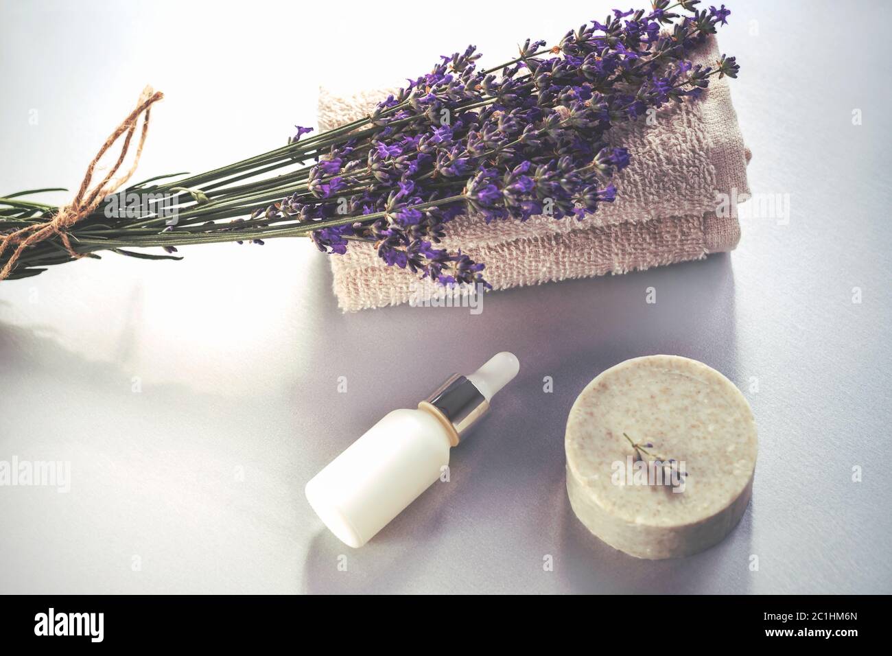 Kosmetische natürliche Lavendel Seife und Serum oder ätherisches Öl. Aromatherapie, Spa Hintergrund. Draufsicht Stockfoto