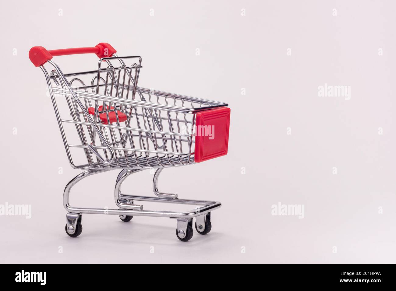 Eine leere Lebensmittelgeschäftkarre mit Expansion Shelf auf weißem Hintergrund Stockfoto
