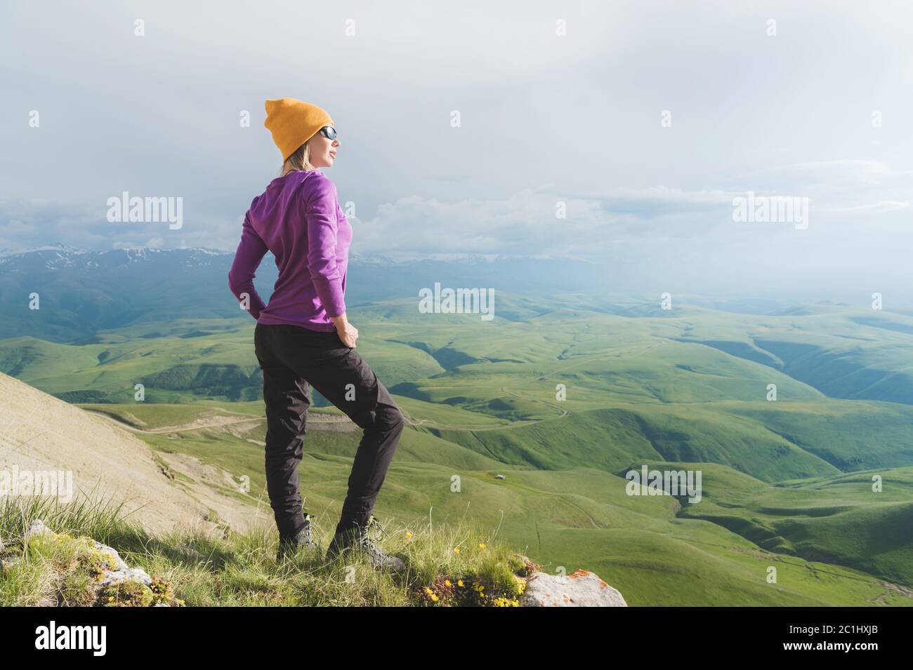 Ein Hipster Mädchen in einem Strohhut und Brille auf der Naturlandschaft Stockfoto