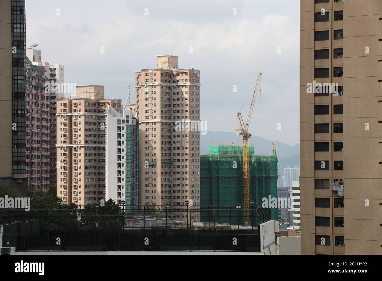 Hohe Wohngebäude auf Hong Kong Island aus der Mitte der Ebenen Stockfoto