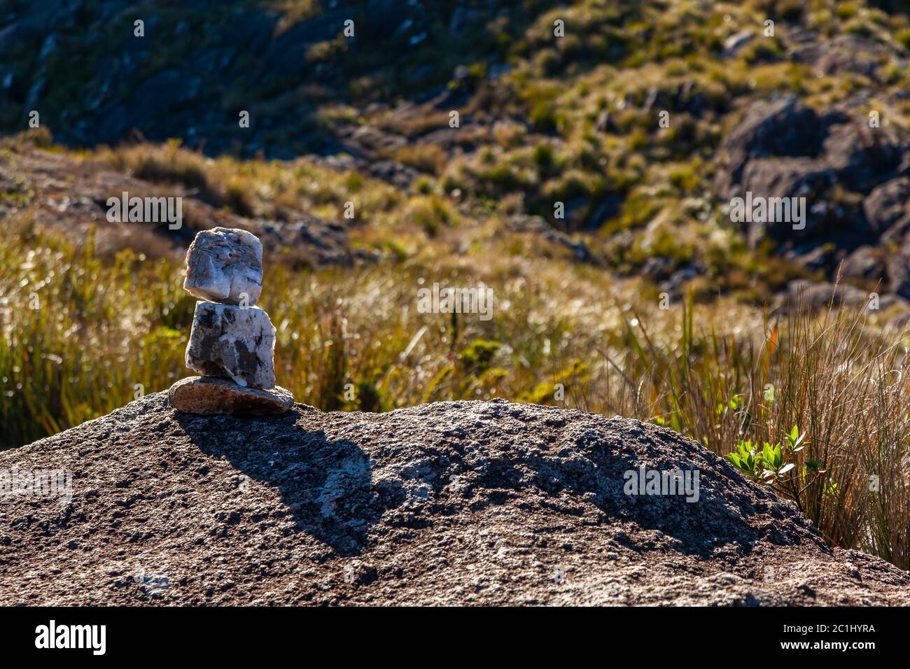 Wanderzeichen in der Berglandschaft im brasilianischen Hochland Stockfoto