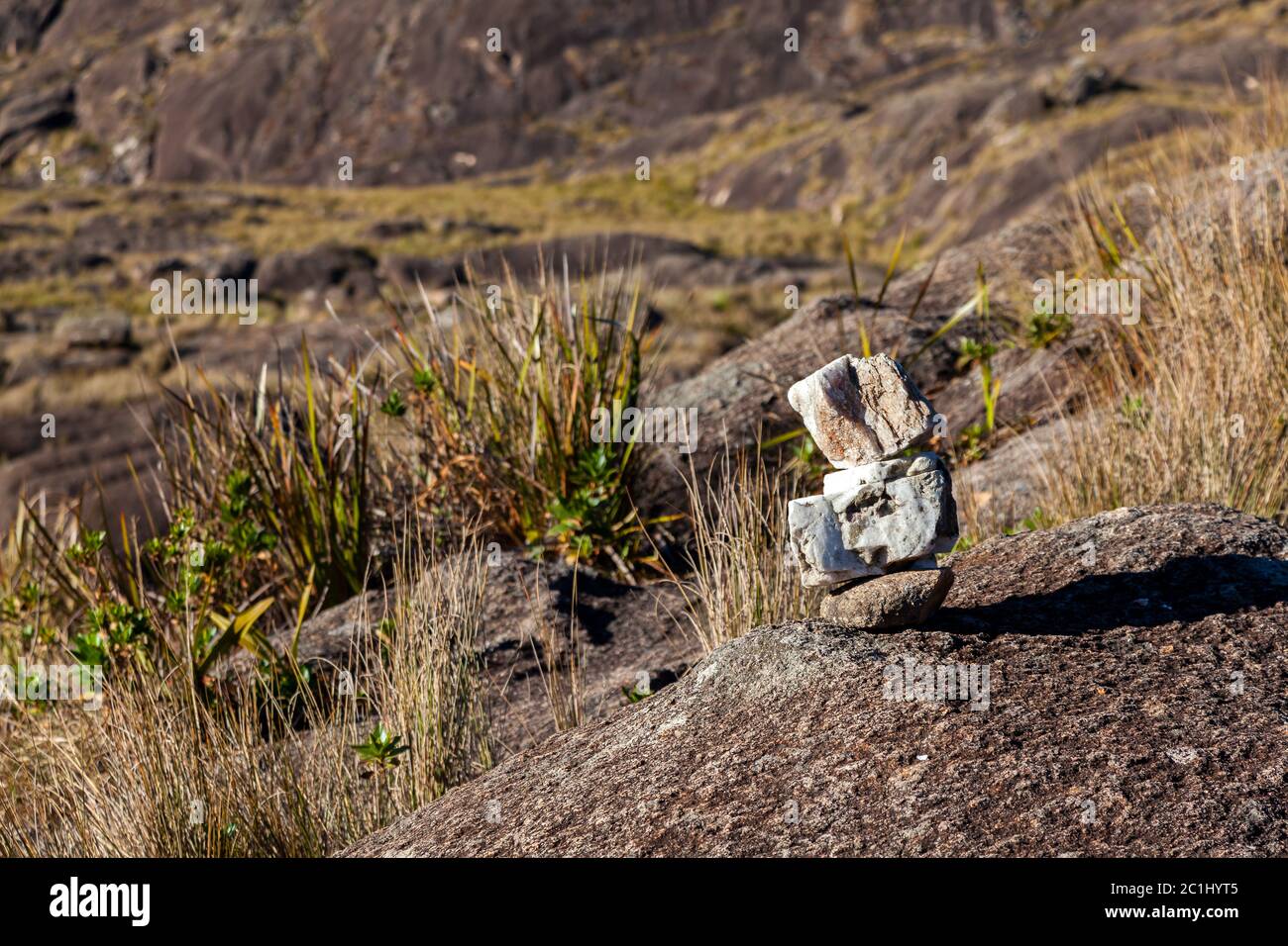 Wanderzeichen in der Berglandschaft im brasilianischen Hochland Stockfoto