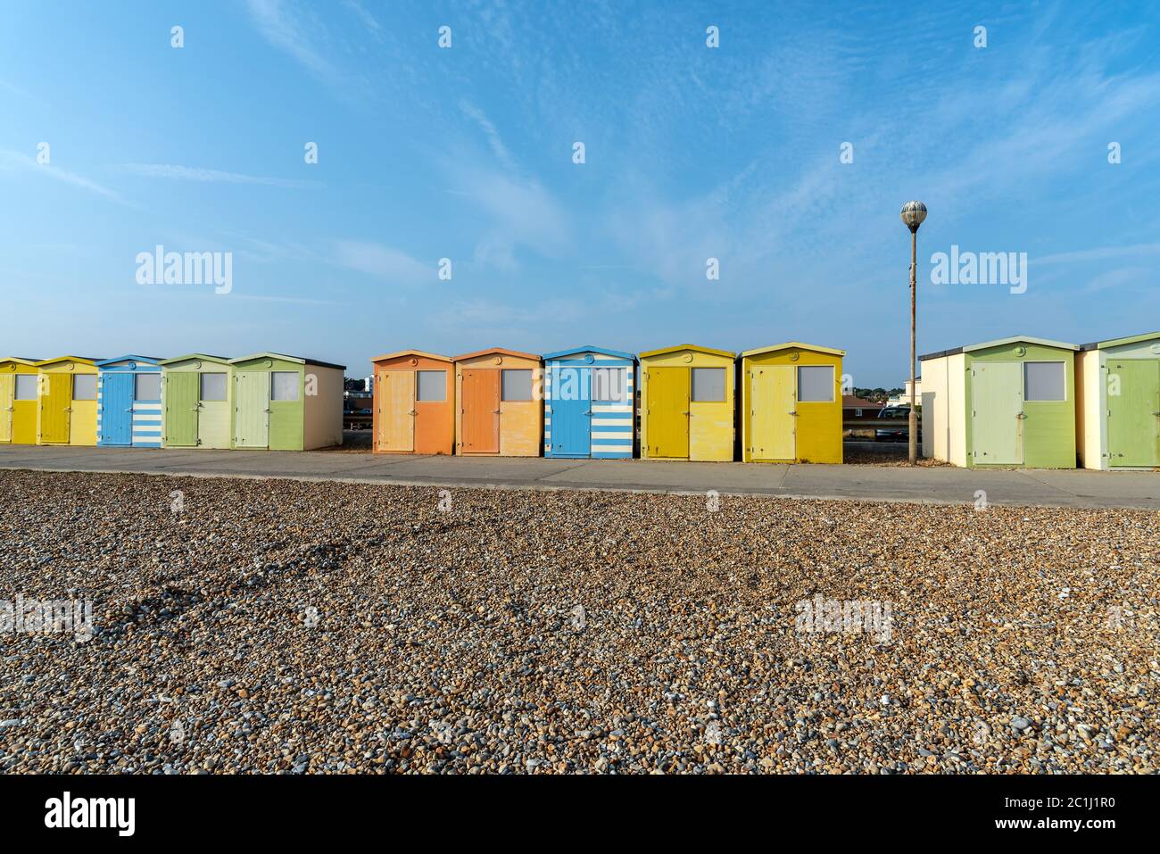 Bunte Beach Cabins in Seaford, England gesehen Stockfoto