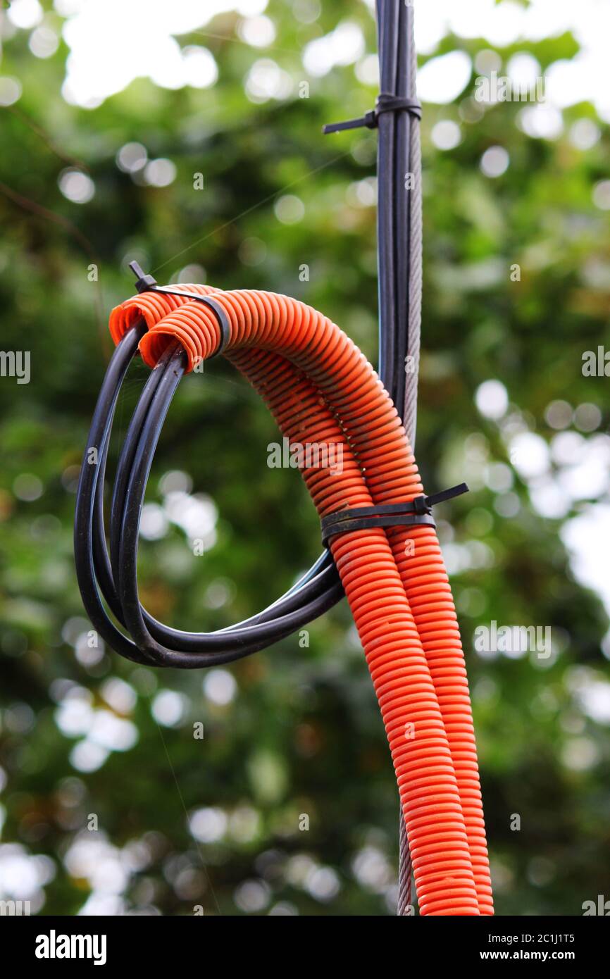 PVC-Wellrohr mit elektrischen Kabeln im Inneren. Im Brandfall geht das Feuer aus und verdichtet sich Stockfoto