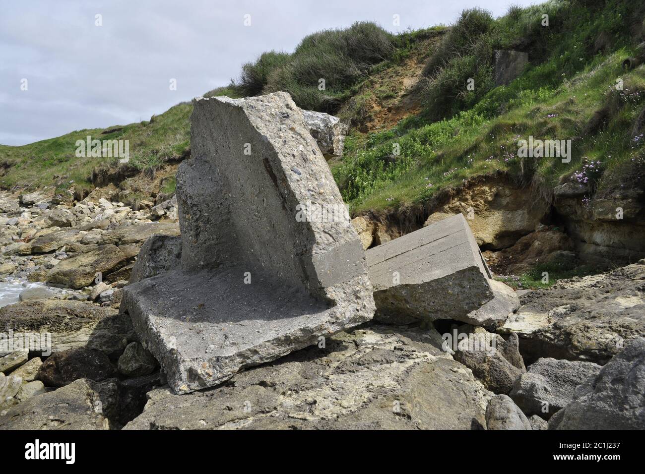 Zerstörter Bunker an den Ufern des Atlantiks aus dem Zweiten Weltkrieg Stockfoto