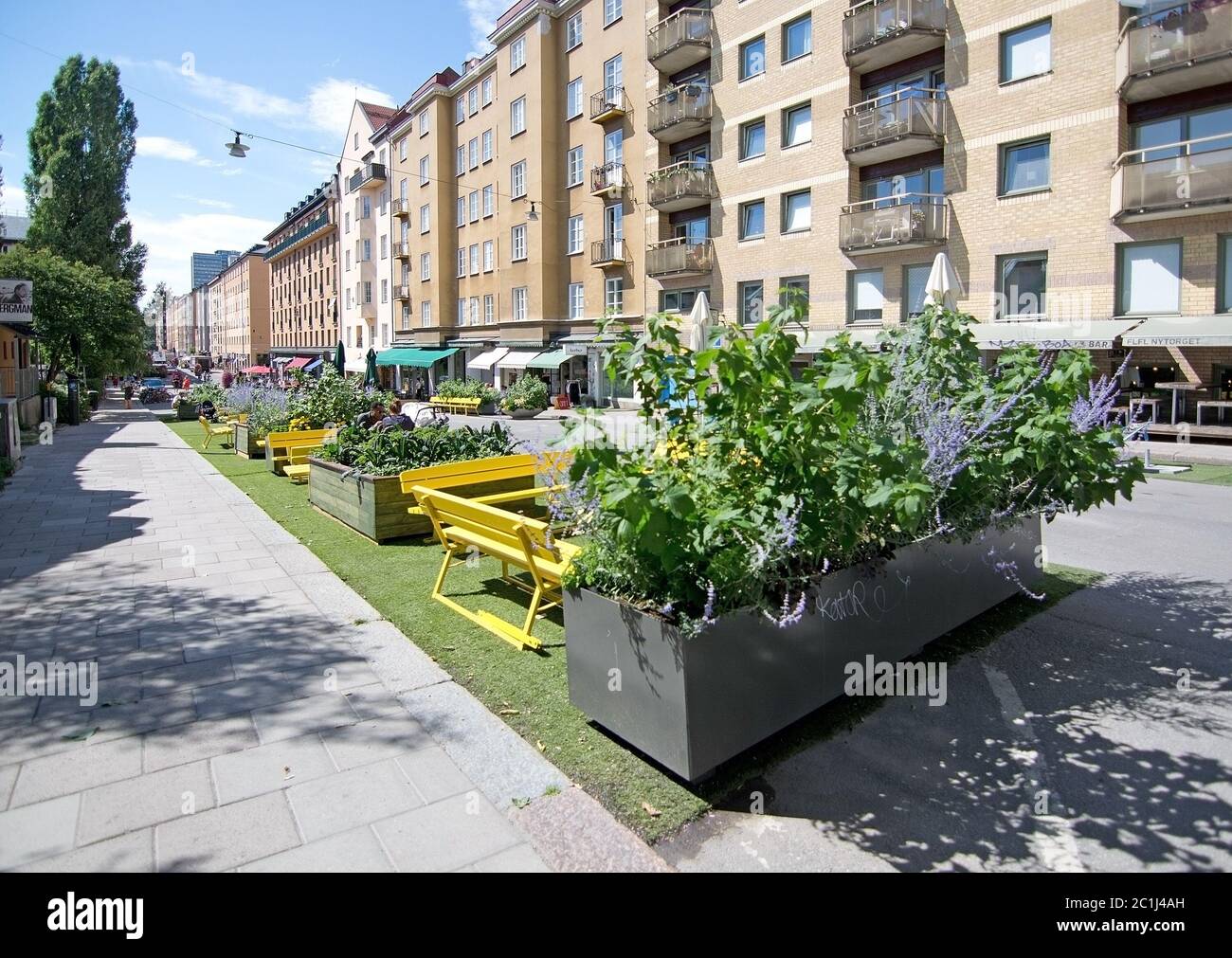 Cafés Menschen und Gebäude rund um trendige Lilla Nytorget Sodermalm Stockholm Schweden Stockfoto