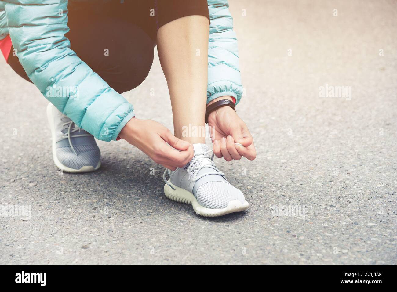 Mädchen Läufer binden Schnürsenkel für Joggen ihre Schuhe auf der Straße in  einem Park. Laufschuhe, Schnürsenkel. Übungskonzept. Sport-Lifestyle. Vi  Stockfotografie - Alamy