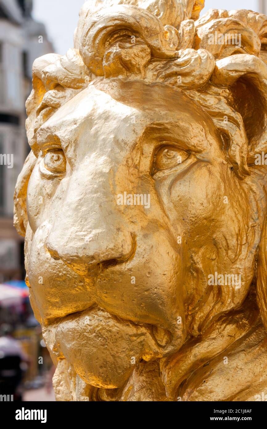 Der goldene Löwe am Fuße der Königssstatue, Weymouth, Dorset. Stockfoto