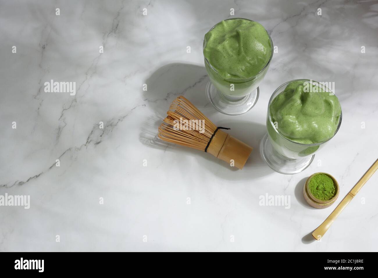 Grüne Matcha dalgona. Trendiges Hipster-Getränk auf Marmorhintergrund. Stockfoto