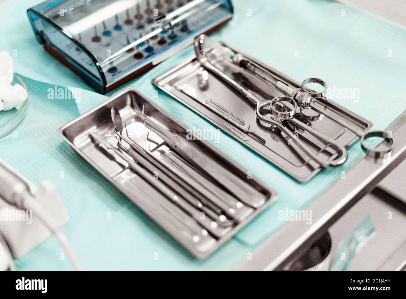 Zahnarztwerkzeuge. Zahnarzt Arbeitsplatz Ausrüstung Set. Gesundheit und Medizin. Stockfoto